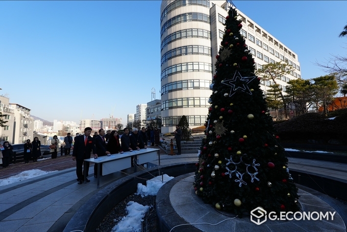 성탄트리 기증 후 점등행사. /사진=한세대