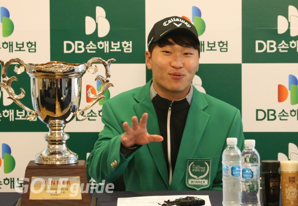 우승자 인터뷰 중인 전가람
