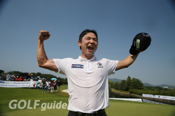 최민철이 18번 홀 버디 퍼팅을 성공시키고 우승을 확정지은 뒤 동료들로부터 축하 물세례를 받고 포효하고 있다.