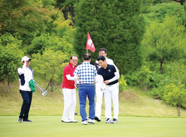153홀 경기를 마치고 선수들이 서로 인사를 나누고 있다. 사진 좌측부터 캐디 김진수 씨, 선수 강정동, 최승열, 봉명식, 윤차용 씨
