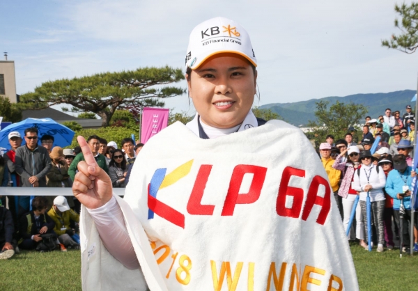 우승 확정 후 포즈 취하는 박인비