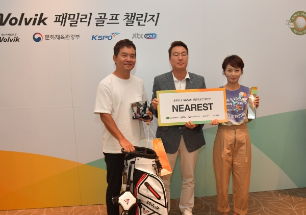 니어리스트 부문 수상자인 이영숙(우)과 그의 남편 정훈재(좌)와 함께 사진 촬영을 하고 있는 KPGA 조주한 마케팅 본부장(가운데)