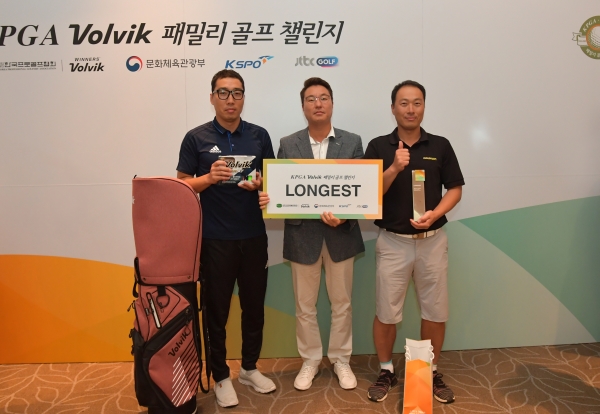 롱기스트 부문 수상자인 이우현(우)과 그의 동생 이우섭(좌)과 함께 포즈를 취하고 있는 KPGA 조주한 마케팅 본부장(가운데)