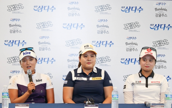 제주 삼다수 마스터스 공식 기자회견에서 기자들의 질문에 답변하는 고진영