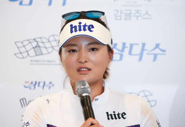 제주 삼다수 마스터스 공식 기자회견에서 기자들의 질문에 답변하는 고진영
