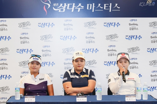 제주 삼다수 마스터스 공식 기자회견에서 기자들의 질문에 답변하는 최혜진