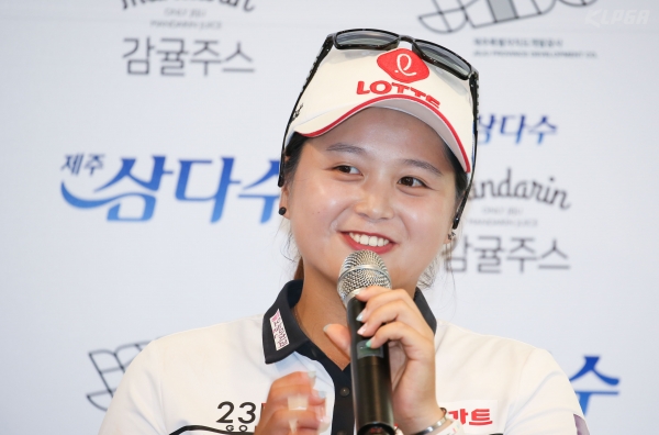 제주 삼다수 마스터스 공식 기자회견에서 기자들의 질문에 답변하는 최혜진