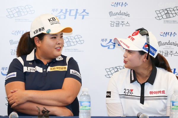 제주 삼다수 마스터스 공식 기자회견에서 담소 나누는 박인비와 최혜진