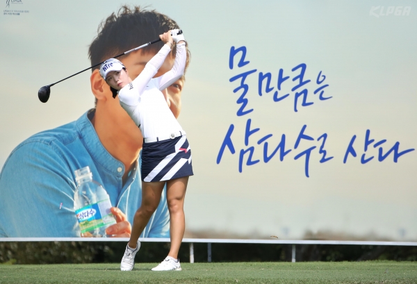 최예림 15번홀 티샷 날리고 있다