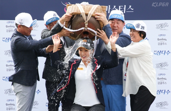 시상식중 우승 세리모니 하는 오지현
