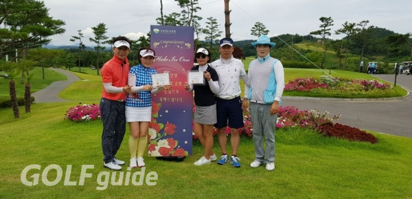 한 라운드에서 두 번이나 홀인원을 기록한 김명진 씨가 인증서를 들고 기념 사진을 찍었다.