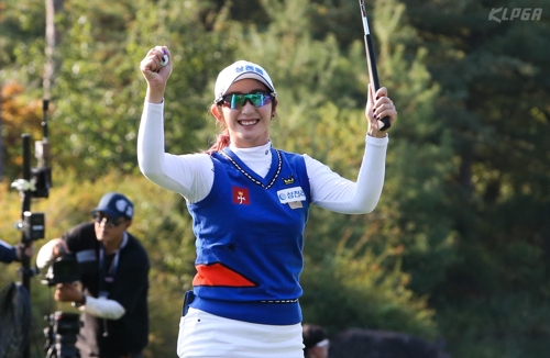 우승을 자축하는 배선우(사진 제공 : KLPGA)