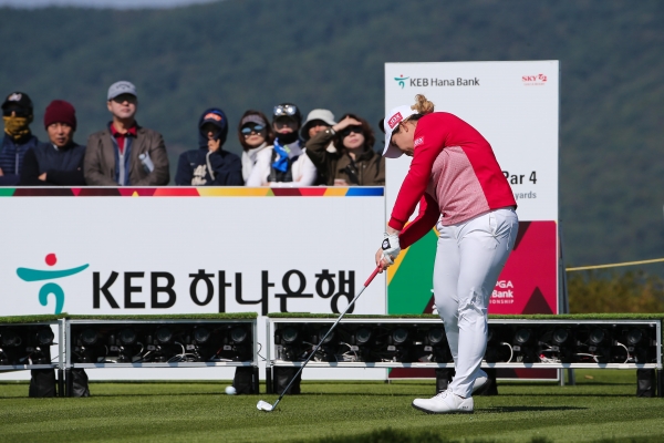 미들홀에서 아이언으로 티샷하는 태국의 아리야 주타누간
