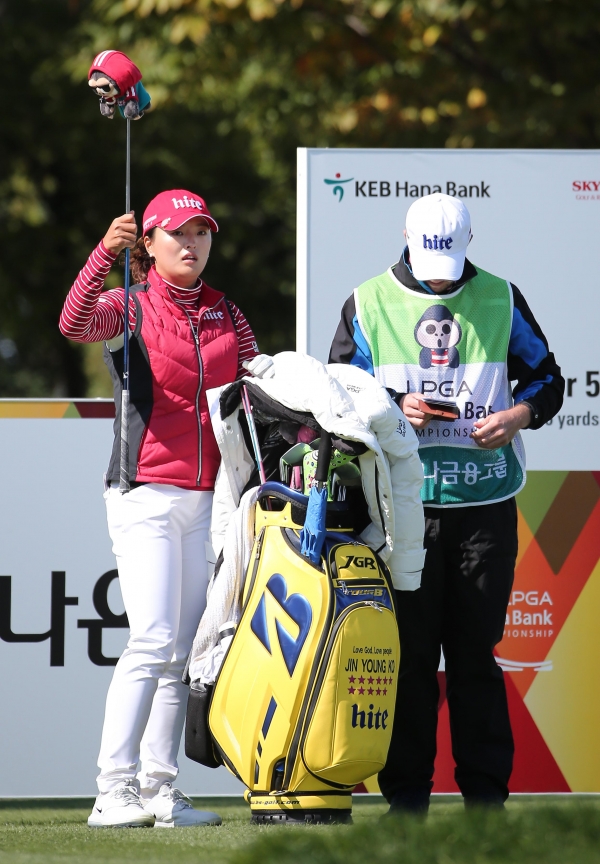 신중하게 클럽을 선택하는 지난해 우승자 고진영