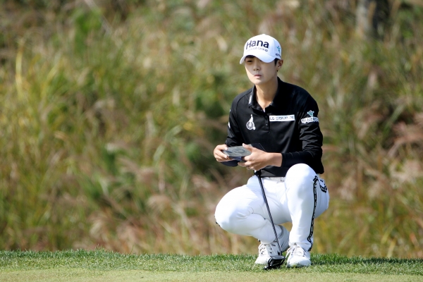 박성현 4번홀 퍼팅전 고민하고 있다