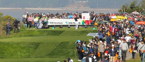 박성현조를 쫓아 다니는 수많은 갤러리가 6번 홀에서 물결을 이루고 있다