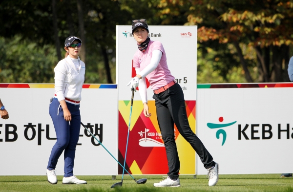 배선우와 산드라 갈 5번홀 타구를 바라보고 있다
