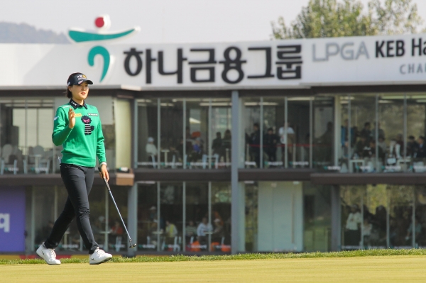 전인지가 9번 홀에서 버디를 잡고 환호하는 갤러리에게 인사를 하고 있다