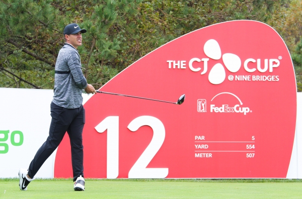 브룩스 켑카가 연습라운드에서 티샷을 한 뒤 타구 방향을 바라보고 있다(사진 제공:JNA GOLF)