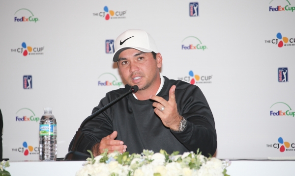 제이슨 데이가 질문 하나하나에 열심히 답변을 하고 있다(사진 제공: JNA GOLF)