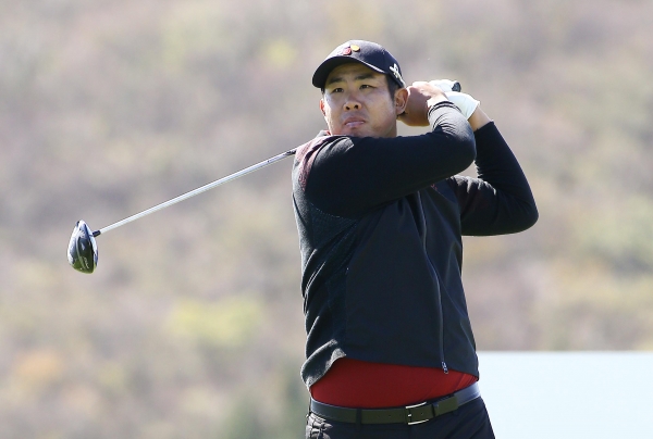 안병훈이 16번홀 티샷을 하고 난 뒤 타구 방향을 바라보고 있다(사진 제공:JNA GOLF)