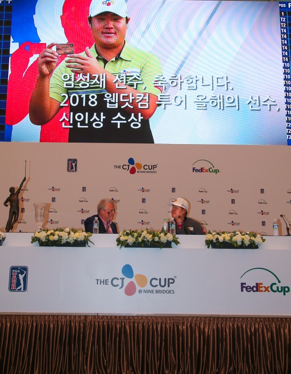 임성재의 PGA 웹닷컴 투어 올해의 선수상과 신인상 수상을 축하는 영상이 인터뷰 시작에 앞서 미디어센터에서 방영됐다.(사진 제공:JNA GOLF)