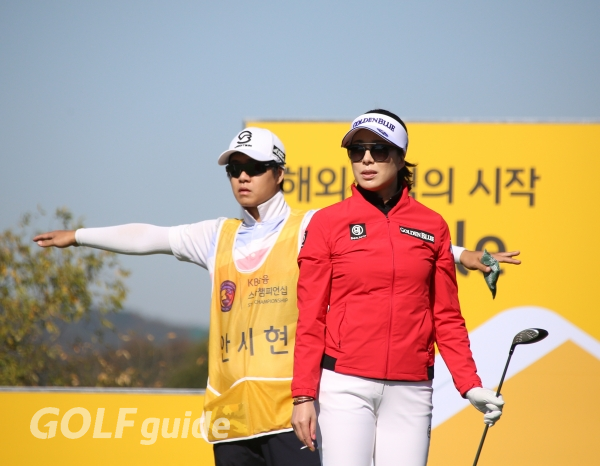공은 어디로...KB금융 스타챔피언십 2R 안시현과 캐디