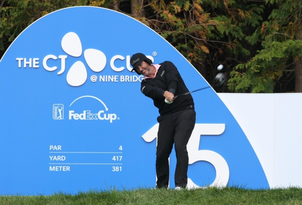 스콧 피어시가 15번홀에서 티샷을 하고 있다(사진 제공: JNA GOLF)