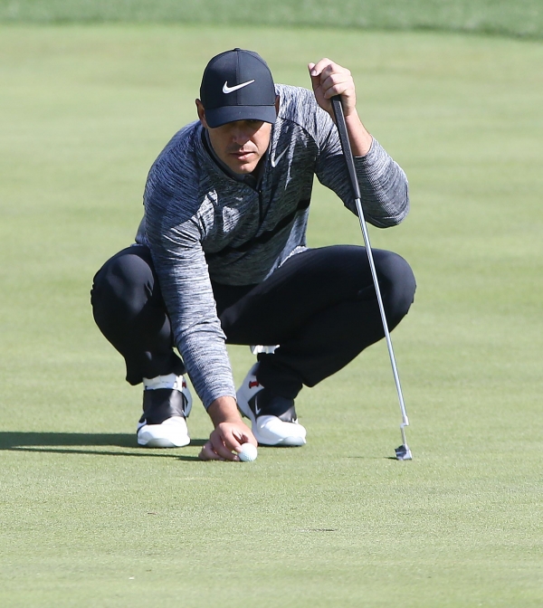 브룩스 켑카가 3번홀 그린에서 라인을 살핀 뒤 볼을 놓고 있다(사진 제공:JNA GOLF)
