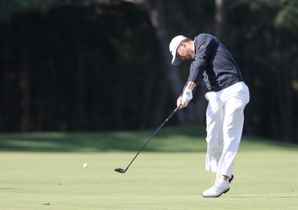 저스틴 토마스가 3번홀에서 두 번째 샷을 하고 있다(사진 제공: JNA GOLF)
