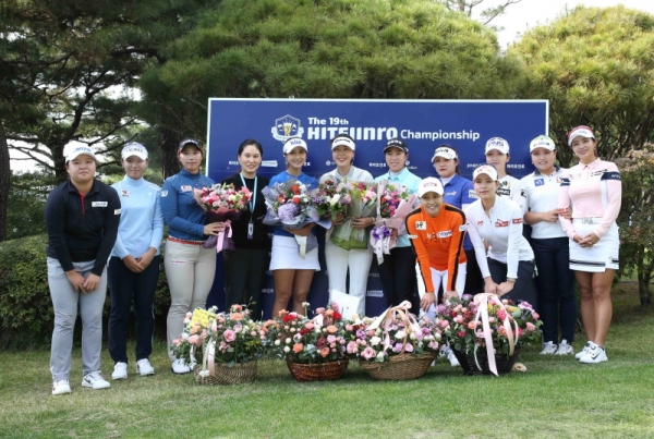 KLPGA 김경자 전무,후배들과 기념촬영하는 강수연