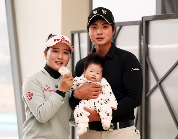 제네시스 대상 수상자로 확정된 이형준이 가족과 함께 포즈를 취했다.