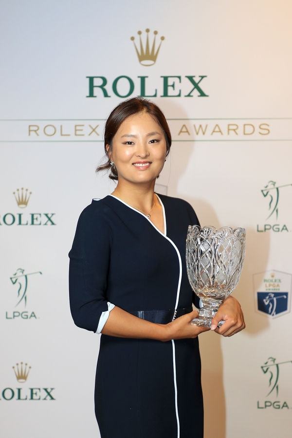 15일(현지시간) 미국 플로리다주 네이플스의 리츠칼튼 골프 리조트에서 열린 '2018 롤렉스 LPGA 어워즈'에서 올해의 신인상을 수상한 고진영이 트로피를 들고 환하게 웃고 있다. (제공 LPGA)