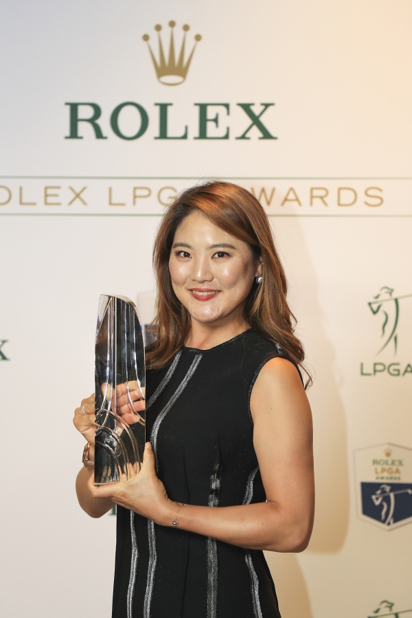 15일(현지시간) 미국 플로리다주 네이플스의 리츠칼튼 골프 리조트에서 열린 '2018 롤렉스 LPGA 어워즈'에서 '윌리암스 앤 마우지 파웰상(Williams and Mousie Powell Award)'를 수상한 유소연이 트로피를 들고 환하게 웃고 있다. 이 상은 평소 품행과 타인의 모범이 될만한 선수에게 주어지는 상으로, LPGA투어 멤버 선수들의 투표로 선정되며 지난 1986년에 제정되었다. 우리나라 선수로는 2014년 최운정이 수상한 바 있다. (제공 LPGA)
