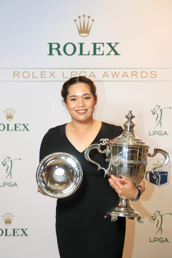 15일(현지시간) 미국 플로리다주 네이플스의 리츠칼튼 골프 리조트에서 열린 '2018 롤렉스 LPGA 어워즈'에서 올해의 선수상과 아니카 메이저상을 수상한 아리야 주타누간이 양손에 트로피를 들고 환하게 웃고 있다. (제공 LPGA)
