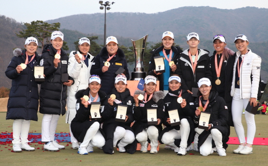 우승을 차지한 '팀 LPGA' 선수들