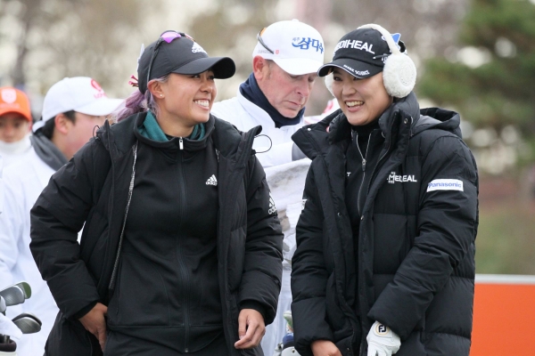 '팀 LPGA'의 다니엘 강(왼쪽)과 유소연이 활짝 웃고 있다