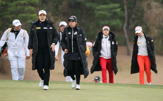 '팀 LPGA' 전인지와 신지은(앞쪽), '팀 KLPGA' 김지현