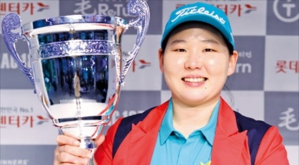 국내 스크린골프 프로 투어 사상 처음으로 시즌 누적 상금 1억원을 돌파한 정선아(사진 제공: 골프존)