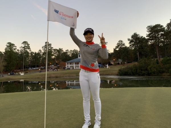 이정은6가 작년 미국에서 LPGA Q스쿨에서 수석합격 한 뒤 그린에서 깃발을 잡고 포즈를 취했다
