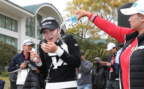 우승 확정 후 선배와 동료들로부터 축하 물세례를 받고 있는 조아연