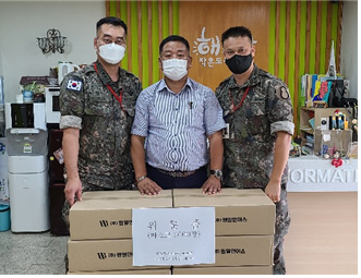▲제 8기계화보병사단 인사참모 김재호 중령, 이윤복 위원장, 조성민 상사