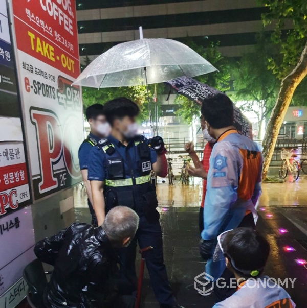 종로경찰서 종로2가지구대 순찰팀장은 자신의 이름과 주소, 연락처를 명확히 밝히는 80대 노인(좌측하단)을 보호조치 하지 않고 119 구급대에 떠넘기려 했다는 비난을 받고 있다. (사진=제보자)